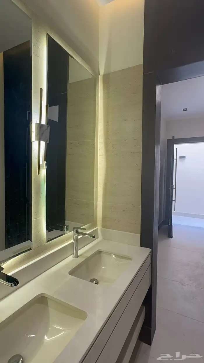 دور أرضي فاخر جديد بموقع مثالي للإيجار بتصميم أنيق استثنائ 7