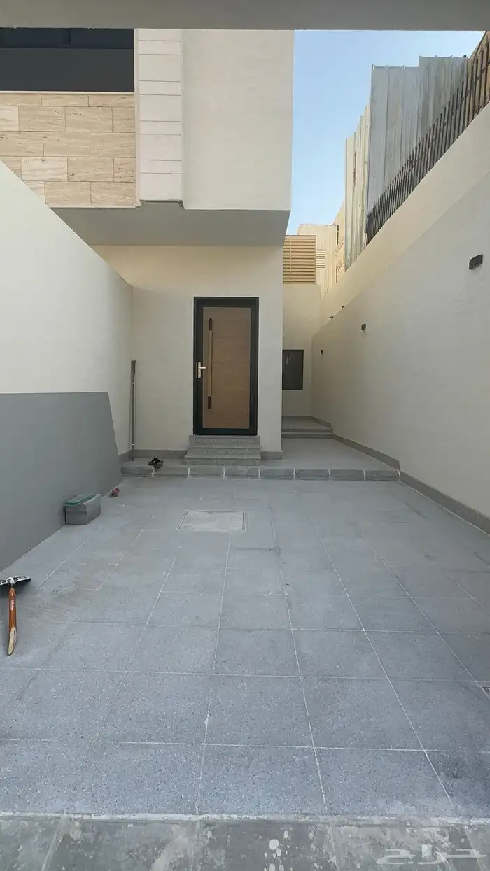 دور أرضي فاخر جديد بموقع مثالي للإيجار بتصميم أنيق استثنائ 2