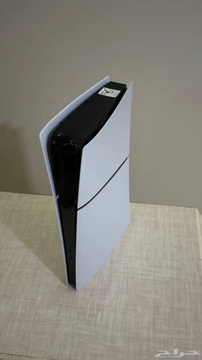 طاولة العاب وبلايستيشن 5 مع شاشه 2