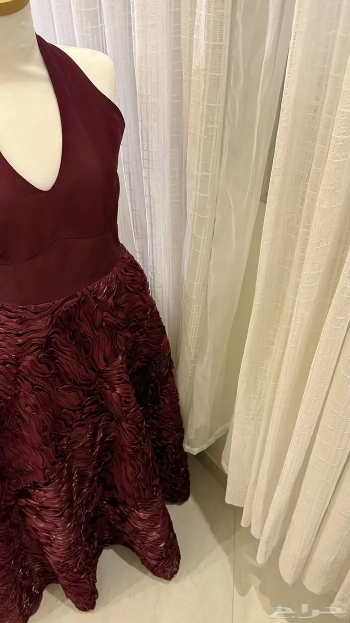 فستان يلبس مديم وسمول اللون عنابي ومن وراء ذيل طويل 1