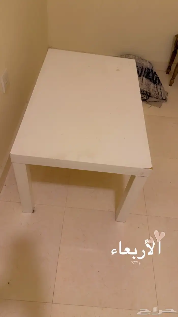 رف نضيف جدا من ايكيا مع طاوله من ايكيا 0
