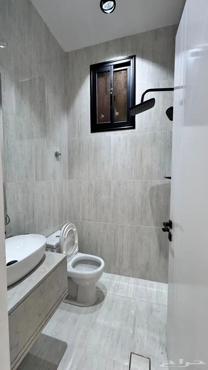 للبيع شقق ارضي و ارواف علوي مع ملحق على طريق ابها الخميس 33