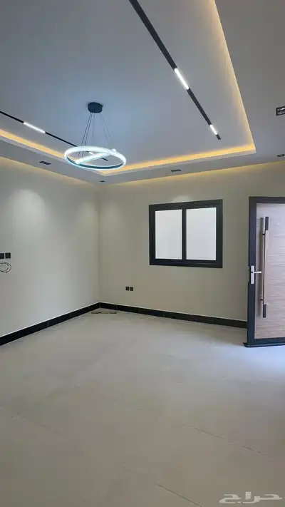 دور أرضي فاخر جديد بموقع مثالي للإيجار بتصميم أنيق استثنائ index