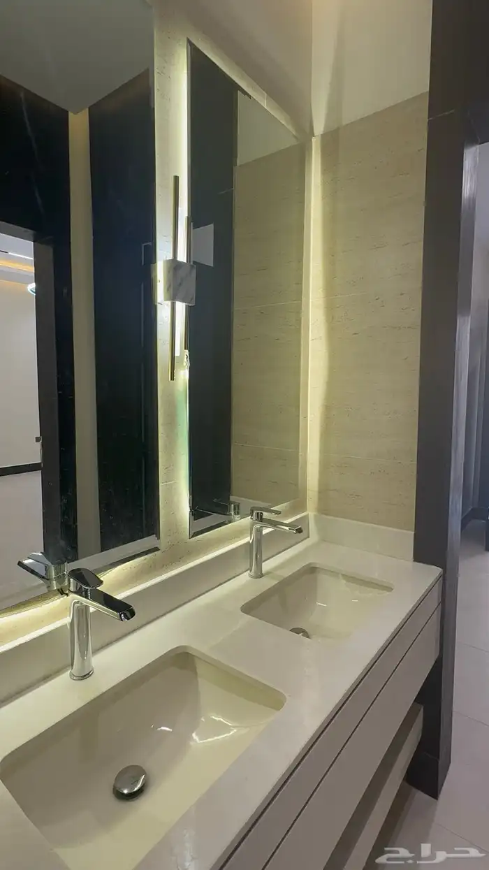 دور أرضي فاخر جديد بموقع مثالي للإيجار بتصميم أنيق استثنائ 8