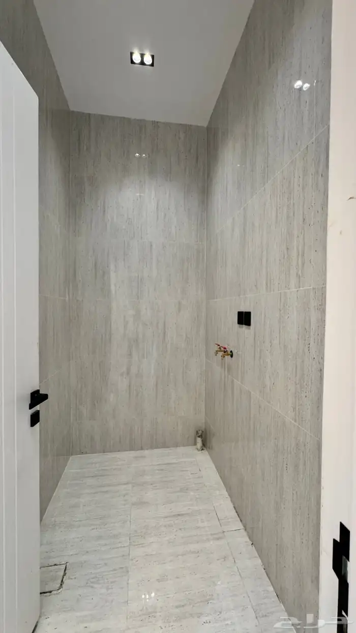 للبيع شقق ارضي و ارواف علوي مع ملحق على طريق ابها الخميس 14