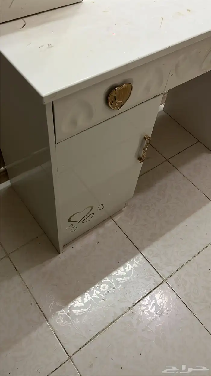 دولاب تسريحه للبيع على السوم نضيف ولا يعاني من اي كسور 3