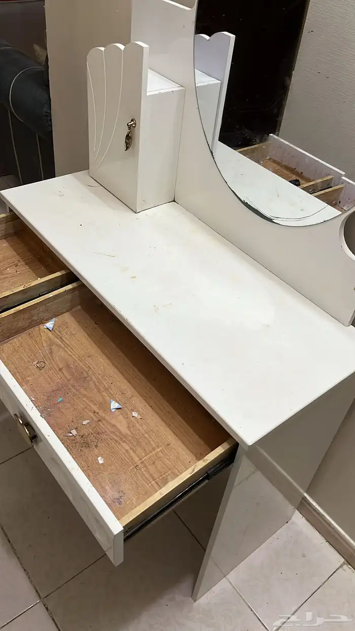 دولاب تسريحه للبيع على السوم نضيف ولا يعاني من اي كسور 1