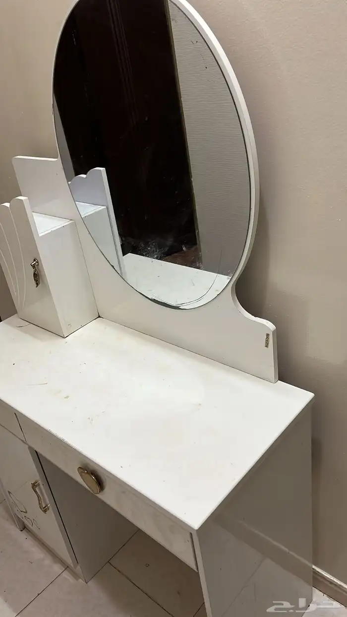 دولاب تسريحه للبيع على السوم نضيف ولا يعاني من اي كسور 0