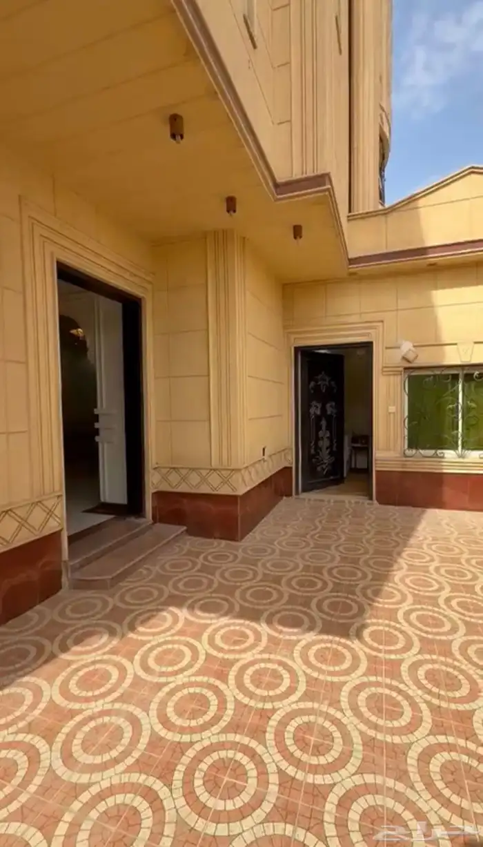 فيلا للبيع مع ثلاث شقق في حي الرمال في الرياض 0