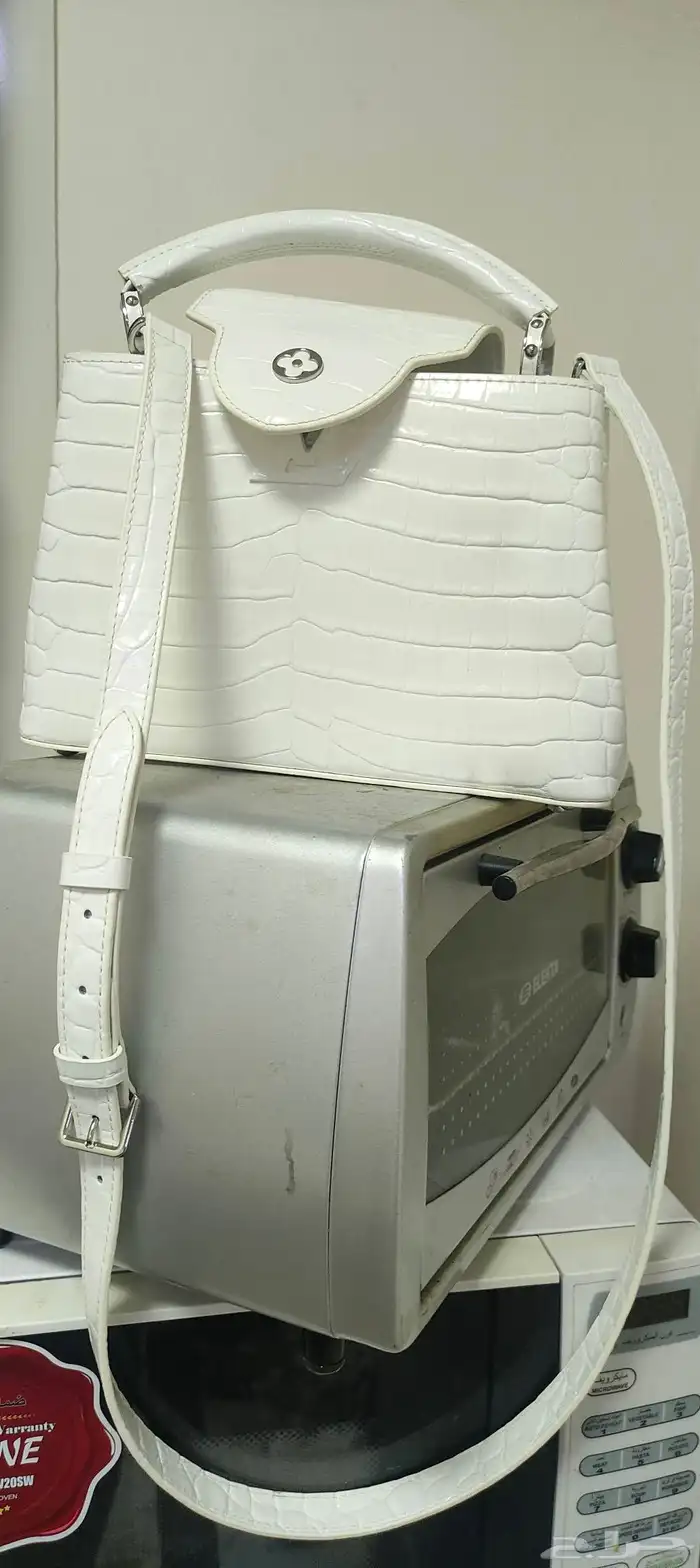 LOUIS VUITTONحقيبة  تف  امل من الجلد مع حزام طويل وقصي 2