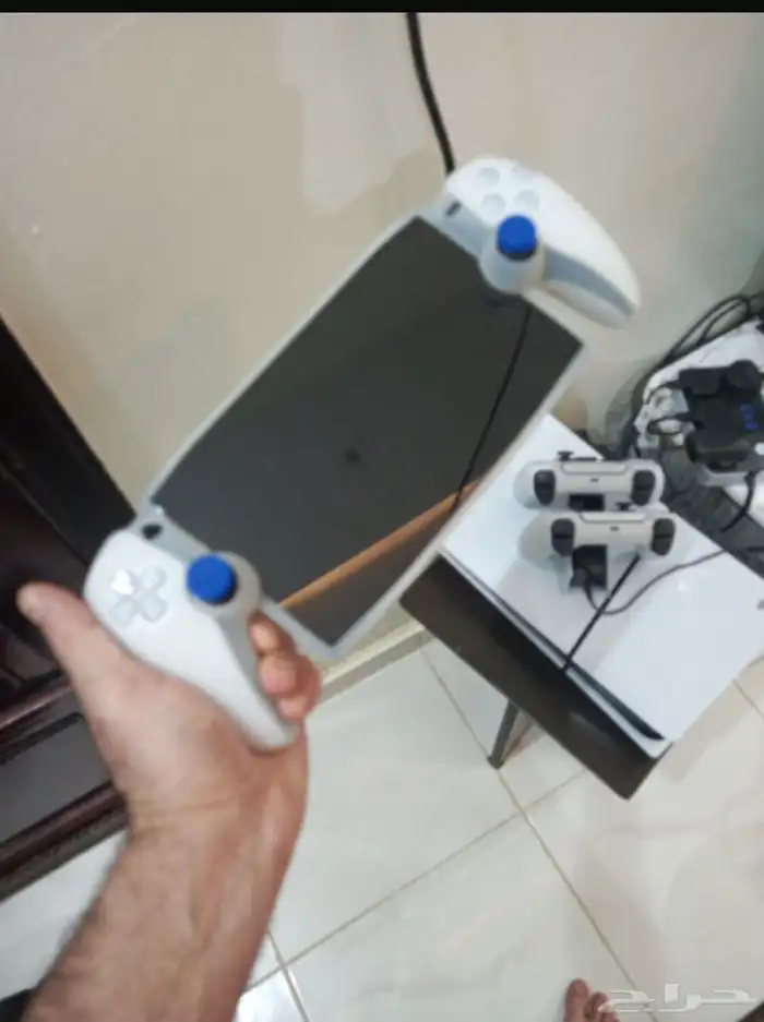 جهاز بلايستيشن 5 مع يدين وقاعده شحن وشاشة لعب التحكم عن بعد 3