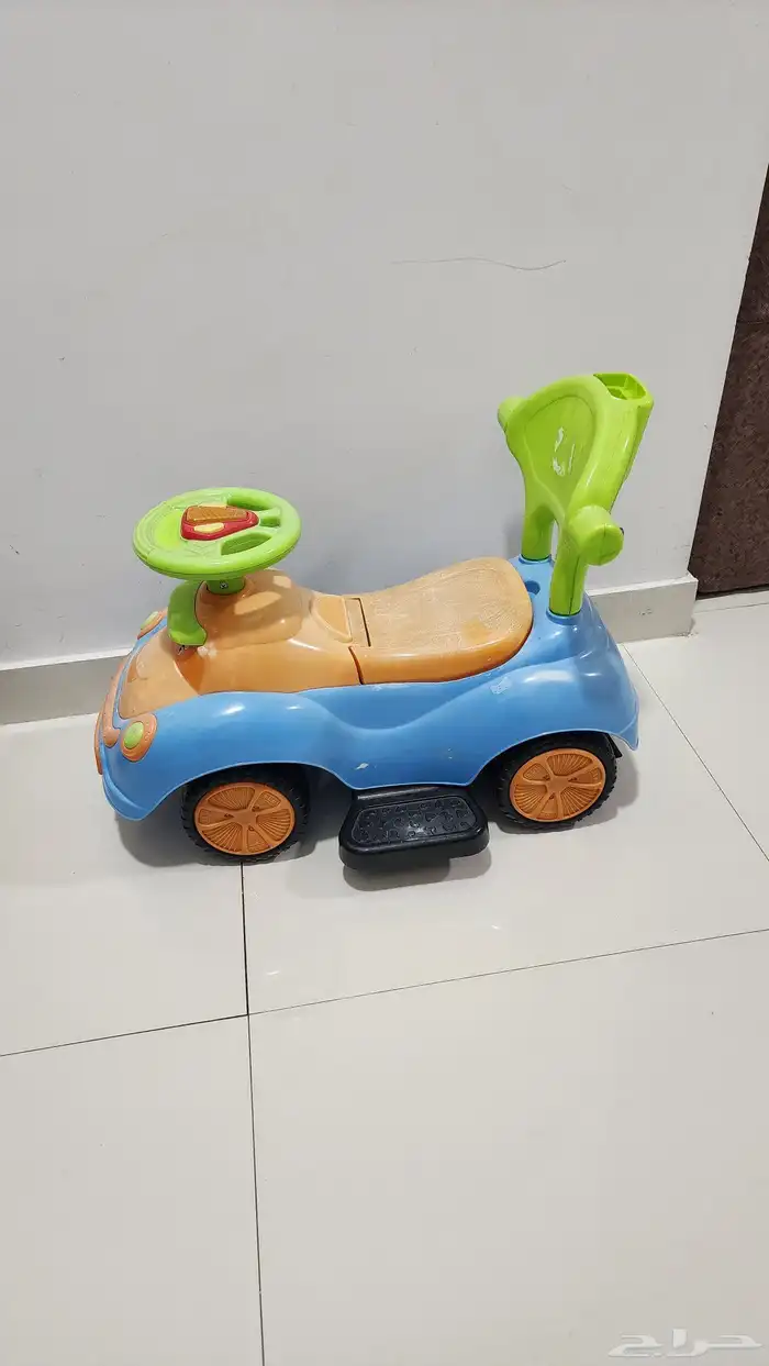 كرسي قابل للطي للأطفال شبه جديد مع سيارة أطفال 4