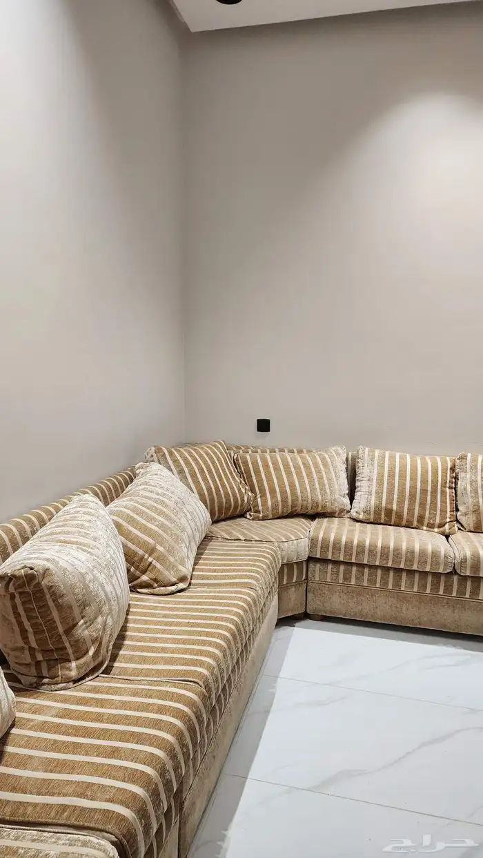 للبيع كنب نظيف جدا  وجلسته مريحه 1