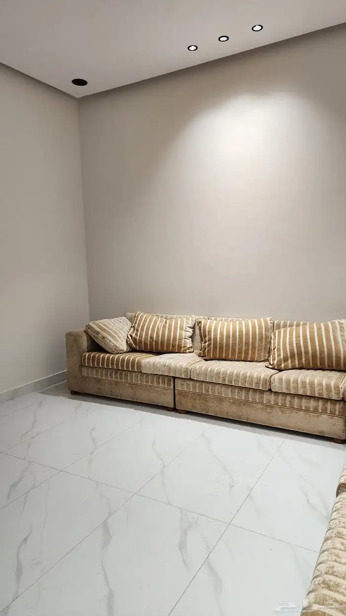 للبيع كنب نظيف جدا  وجلسته مريحه 4