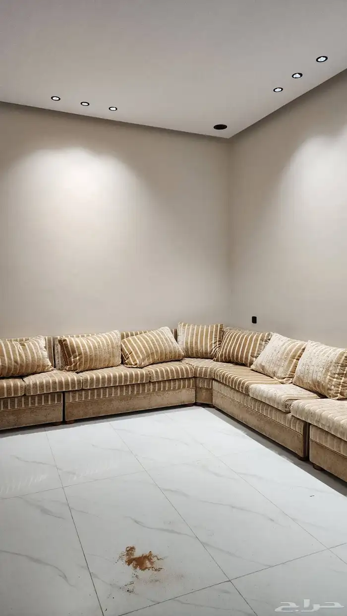 للبيع كنب نظيف جدا  وجلسته مريحه 3