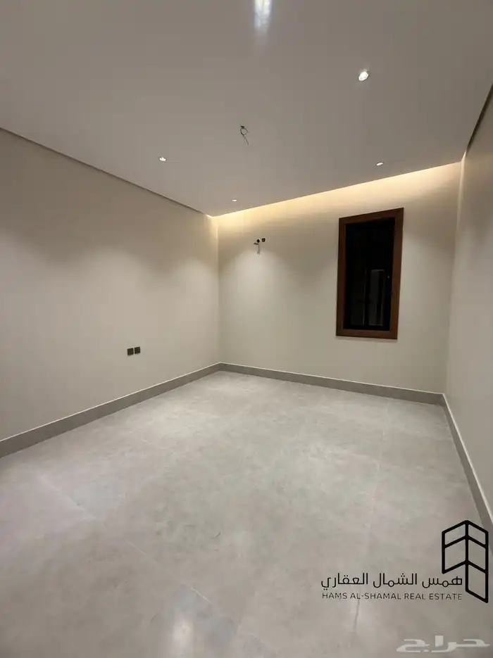 للبيع شقه ارضيه حي الاخضر 6 غرف 3