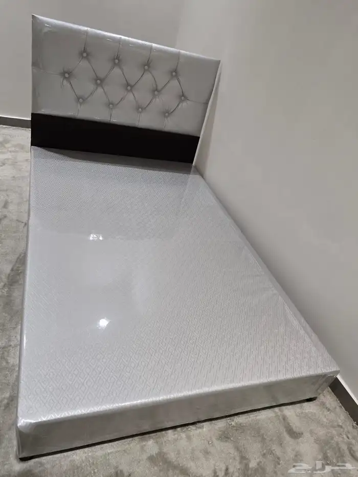 سرير خشب بو س نفر واحد او نفر ونص اي لون موجود 4