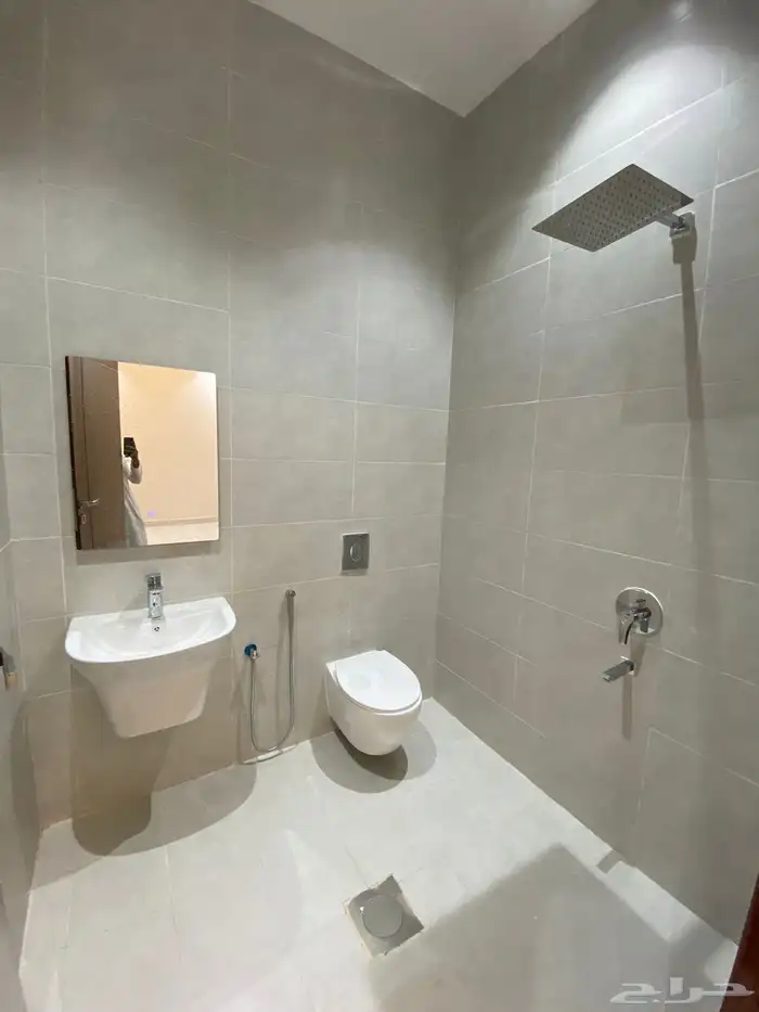 دور علوي وشقه في حي ديراب مع مصعد بسعر 750 الف 5