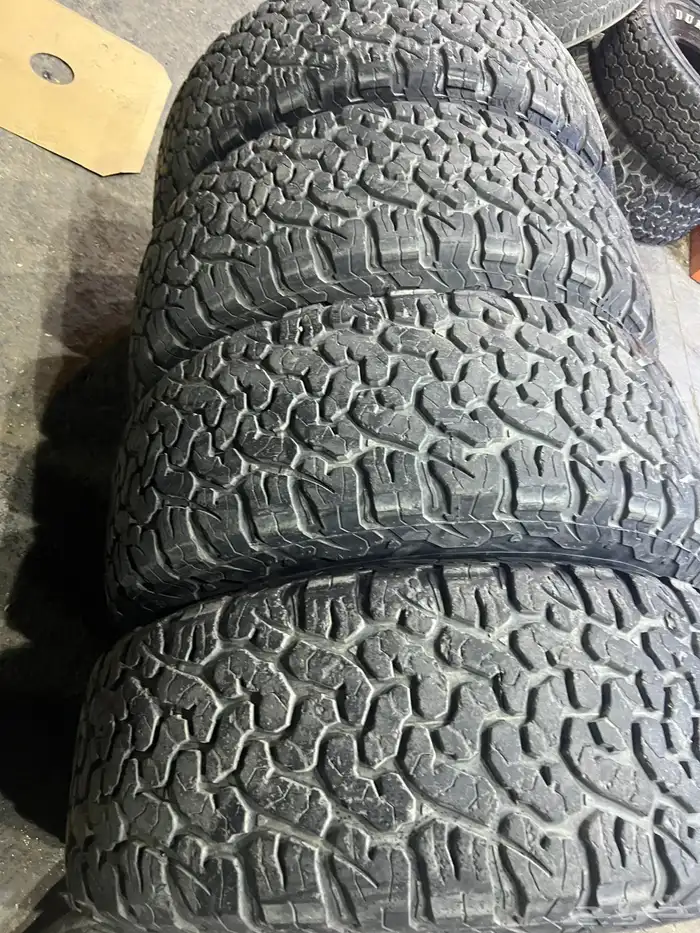 جنوط جي ام سي مع كفرات ودواي نص حجري مقاس 285 70 17 3