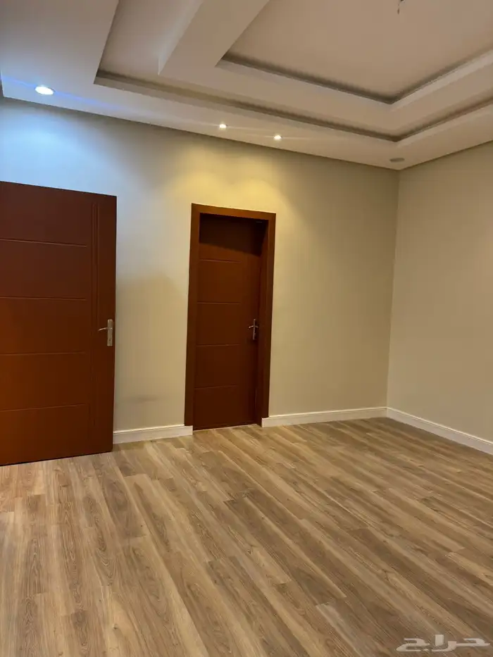 شقة فاخرة خمس غرف للإيجار بحي المعيزيله 6