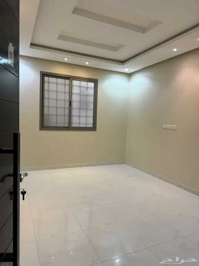 شقة فاخرة خمس غرف للإيجار بحي المعيزيله 0