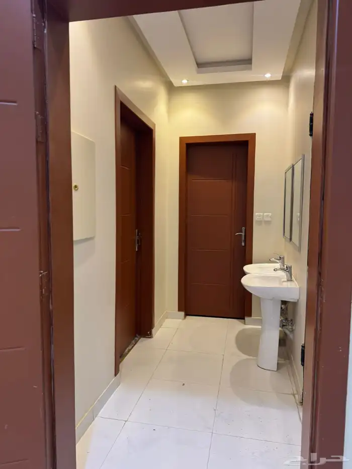 شقة فاخرة خمس غرف للإيجار بحي المعيزيله 11