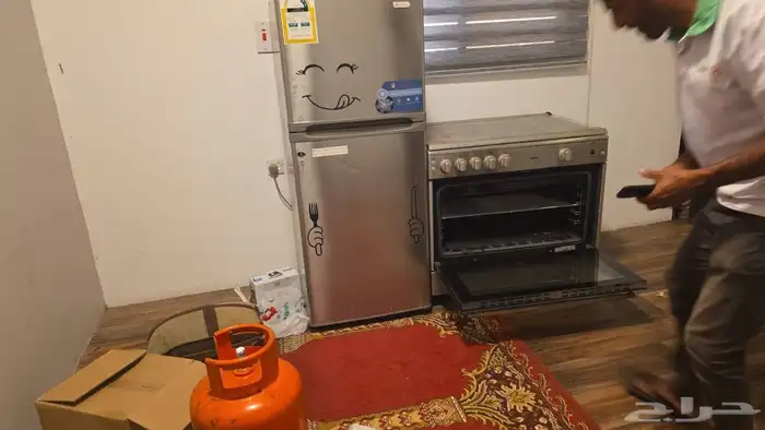 غاز وثلاجة وطاولة للبيع 1