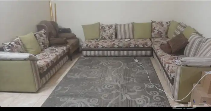 ركنة كبيرة 3 قطع بحالة متوسطة وعدد2 سرير من هوم بوكس شبه جد 3