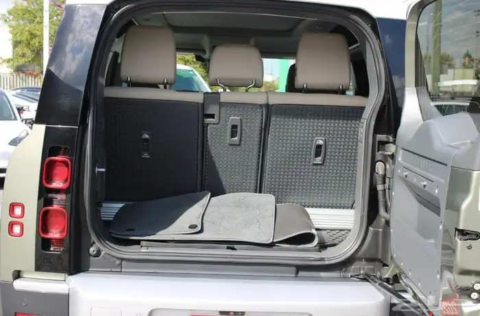 ديفندر 90 P300 2023 خاليه من الحوادث 15