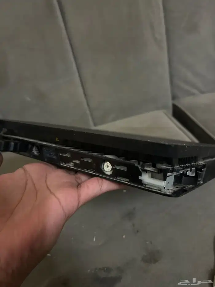 سوني 4 لايشكو من شي سوى الكسر الموضح بالصوره ولا أثر عليه 3