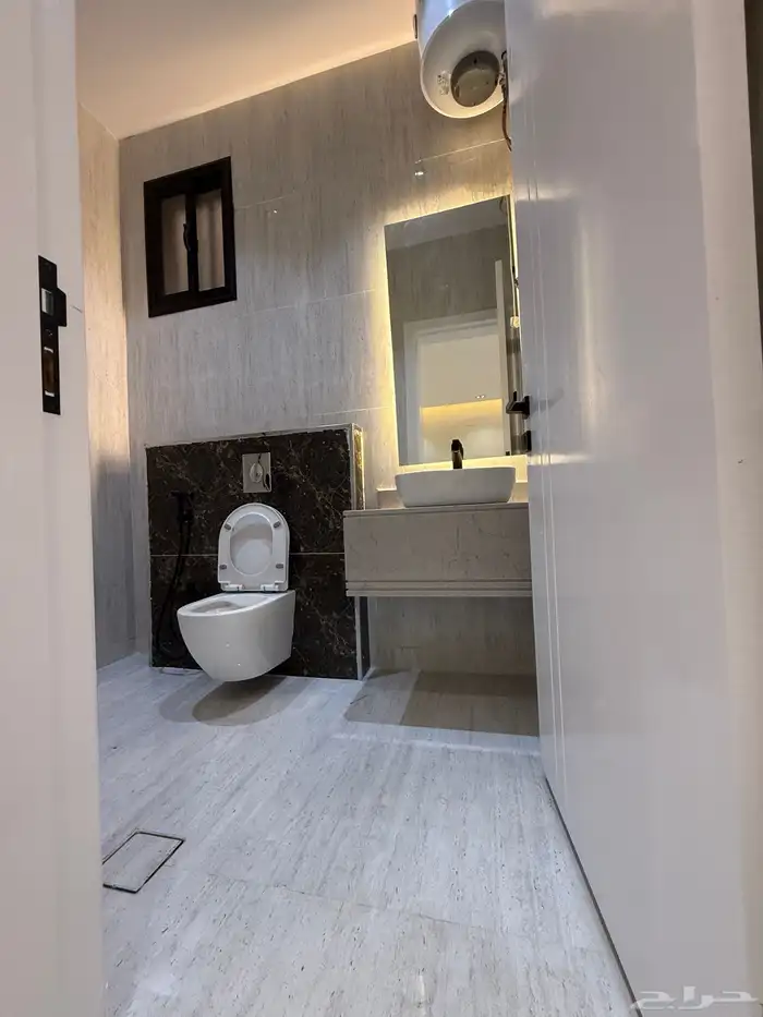 للبيع روف 9 غرف طريق أبها الخميس مقابل نادي ضمك بسعر 750الف 21