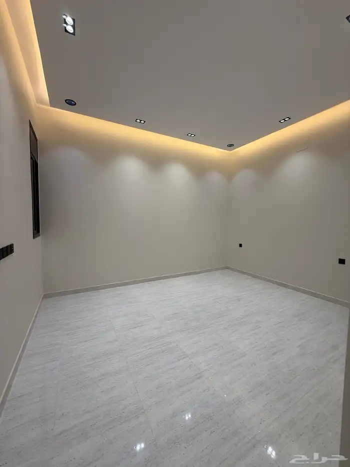 للبيع روف علوي بملحق وشقه ارضيه ببايكة سيارة مقابل نادي ضمك 21