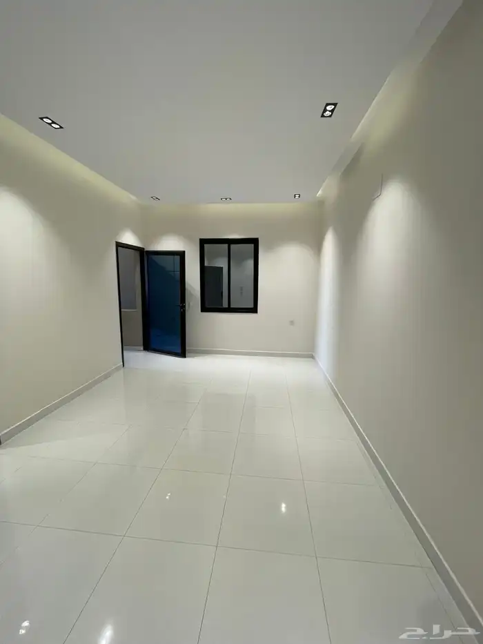 شقق ارضيه وعلويه تشطيب ممتاز واصل ج الخدمات بحي المعارض 21