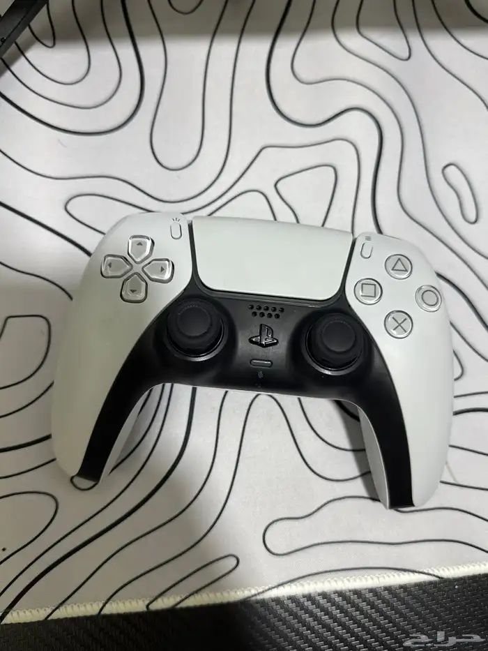 طاولة العاب وبلايستيشن 5 مع شاشه 1