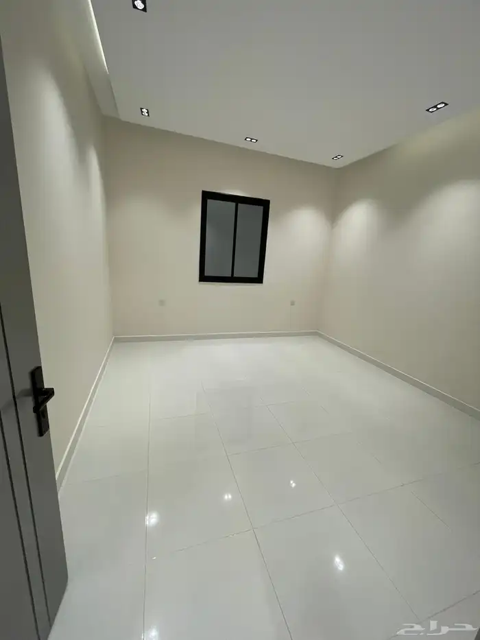 شقق ارضيه وعلويه تشطيب ممتاز واصل ج الخدمات بحي المعارض 13