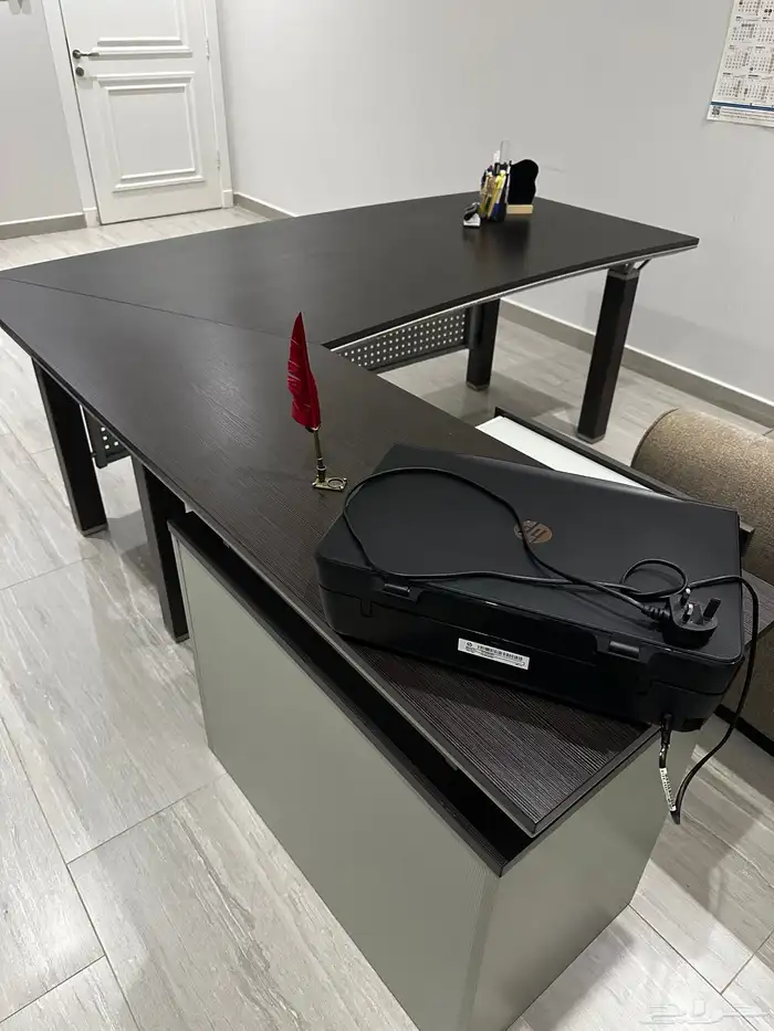 مكتب كبير عملي او دراسي 1