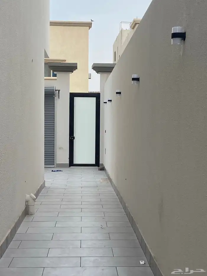 اللابيع شقه ارضيه حوش وكراج في حي الندى جديده 2