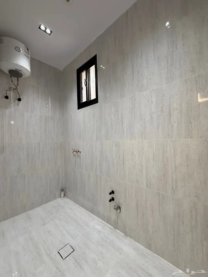 للبيع روف 9 غرف طريق أبها الخميس مقابل نادي ضمك بسعر 750الف 43