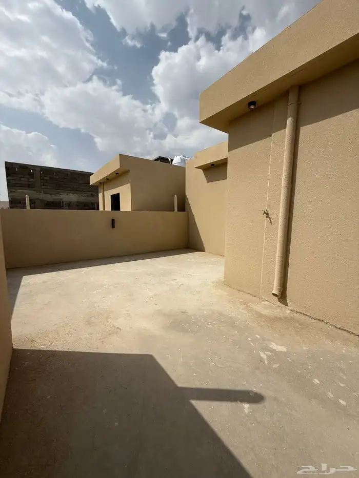 للبيع روف 9 غرف طريق أبها الخميس مقابل نادي ضمك بسعر 750الف 44