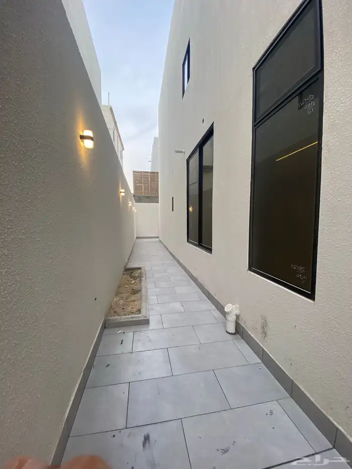 اللابيع شقه ارضيه حوش وكراج في حي الندى جديده 3