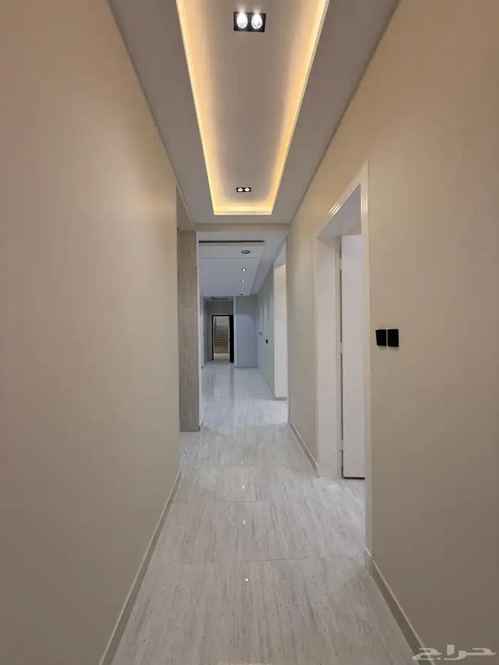 للبيع روف 9 غرف طريق أبها الخميس مقابل نادي ضمك بسعر 750الف 25