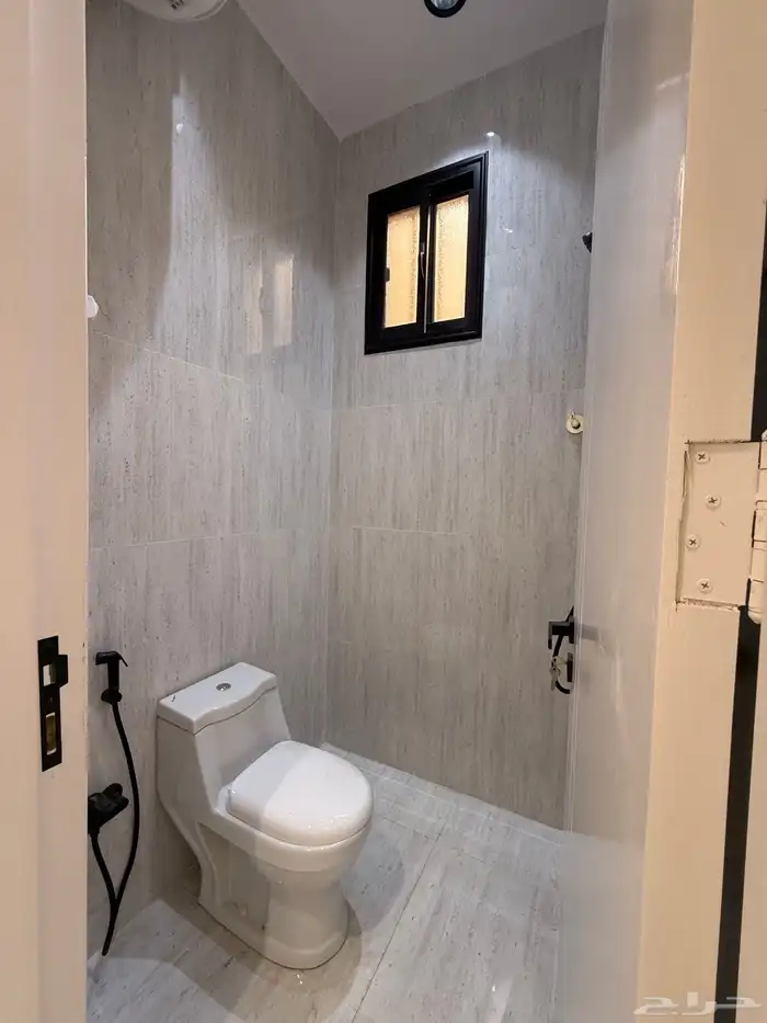 للبيع روف 9 غرف طريق أبها الخميس مقابل نادي ضمك بسعر 750الف 33