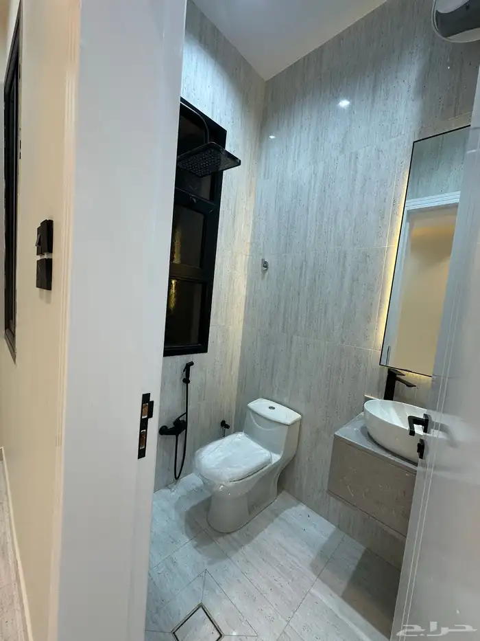 للبيع شقة دور ارضي بموقع مميز مكتمل الخدمات خلف الالماني 13