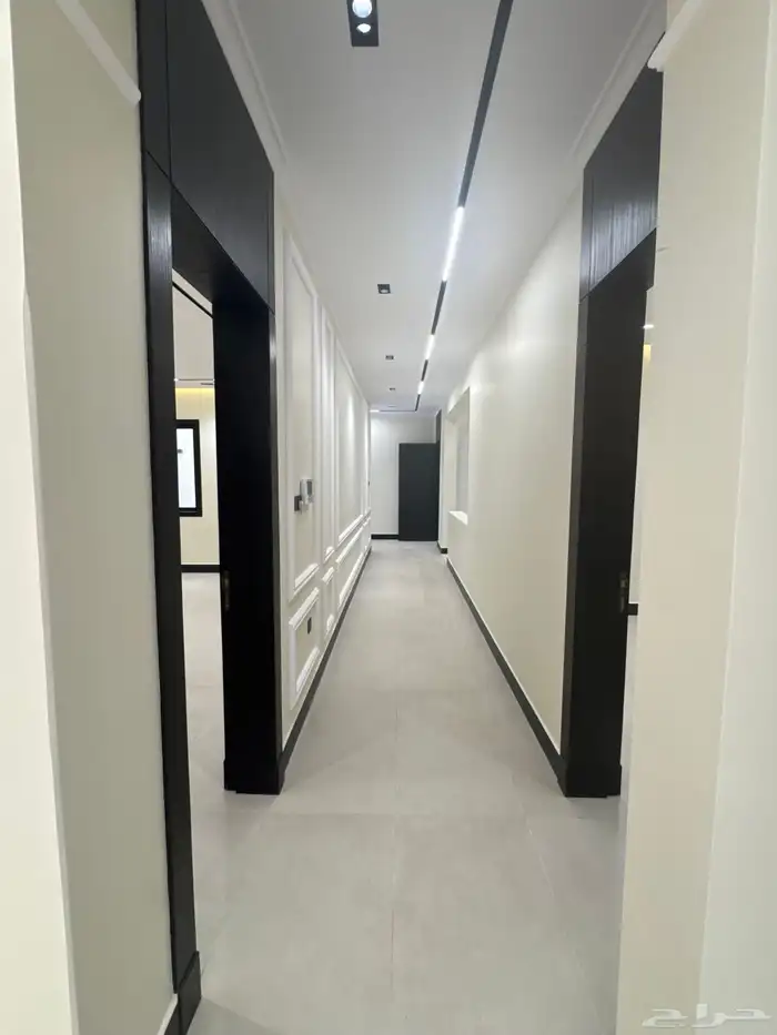 دور أرضي فاخر جديد بموقع مثالي للإيجار بتصميم أنيق استثنائ 27