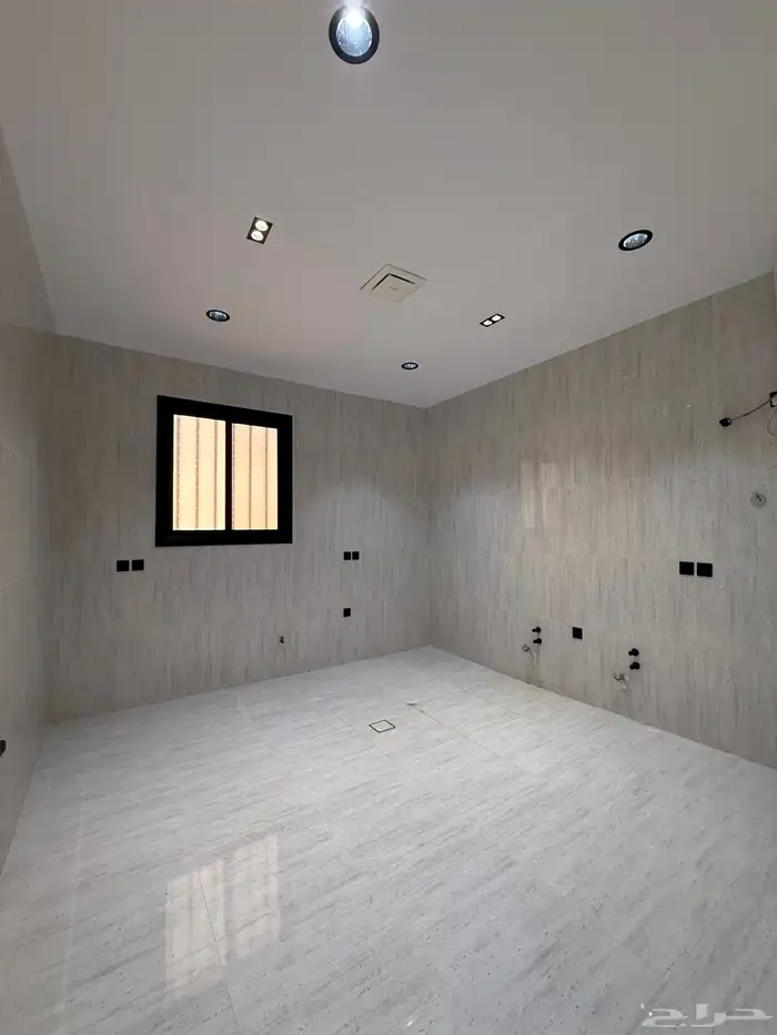 للبيع روف 9 غرف طريق أبها الخميس مقابل نادي ضمك بسعر 750الف 13