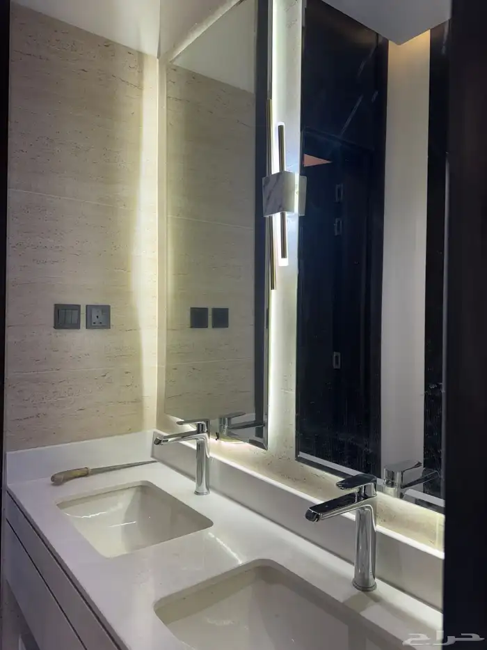 دور أرضي فاخر جديد بموقع مثالي للإيجار بتصميم أنيق استثنائ 12