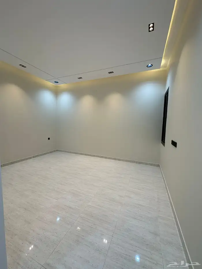 للبيع شقة دور ارضي بموقع مميز مكتمل الخدمات خلف الالماني 14