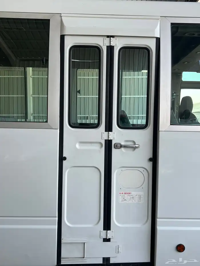 للبيع باص نيسان سيفيليان بنزين موديل 2010 ممشي قليل 8