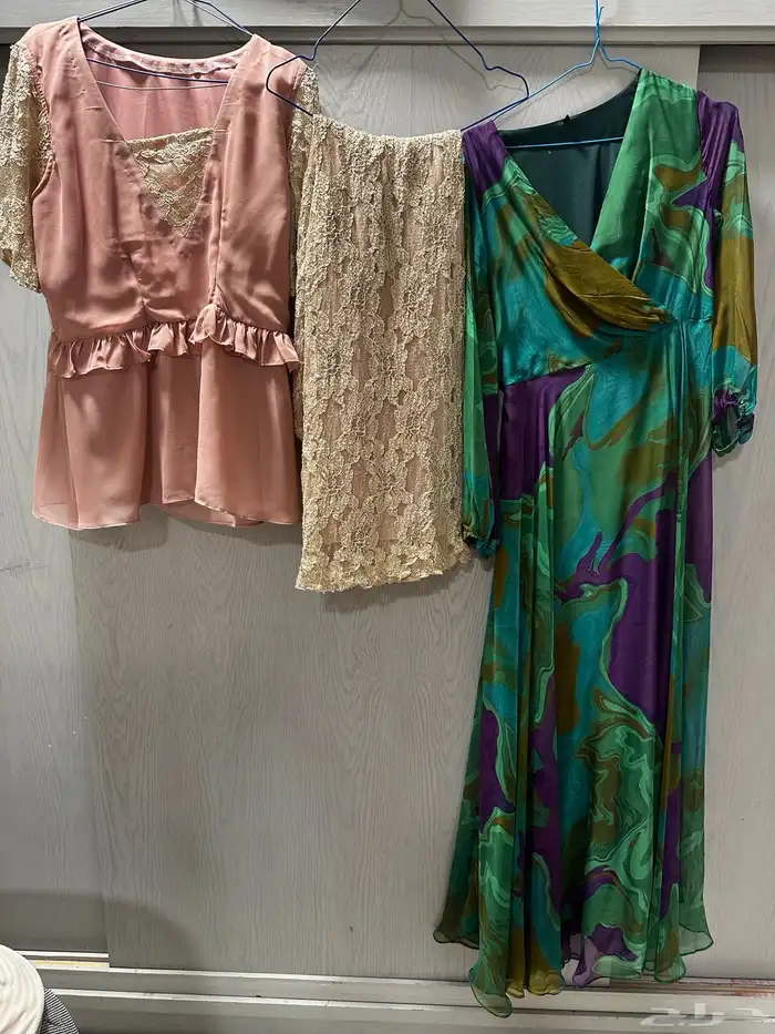 فستان اخضرمقاس واحدجديدمانلبس وتنوره وبلوزه وردي مقاس xl 0