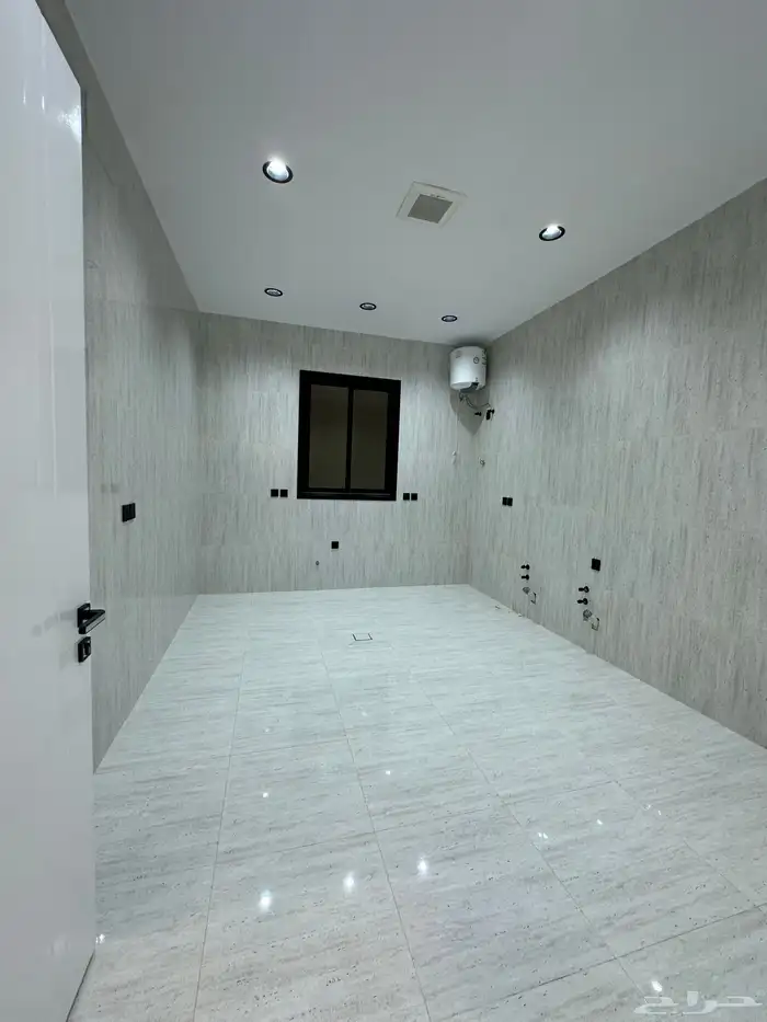 للبيع شقة دور ارضي بموقع مميز مكتمل الخدمات خلف الالماني 9